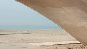 《Twun》的作品从全新趣味角度出发,让人们重新审视了传统细跟、绑带等各式高跟鞋的文化象征。影片澎湃的电子配乐是来自匈牙利新人Yvein Monq。